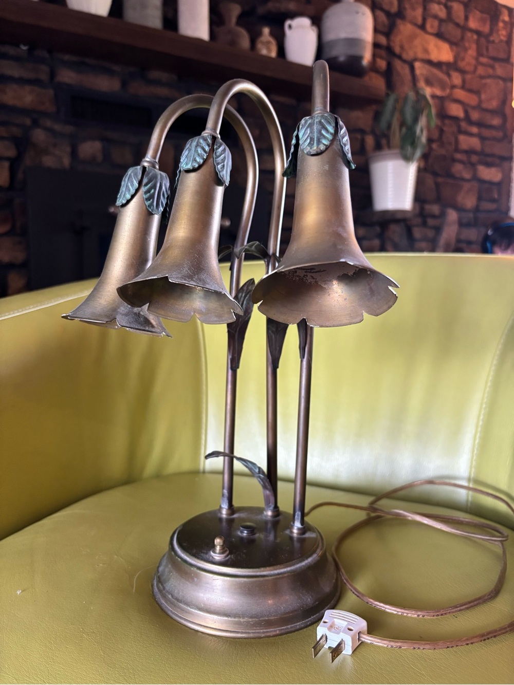 Vintage Tiffany Style 3-Light Pond Lily Accent Lamp Bronze Floral Table Lamp